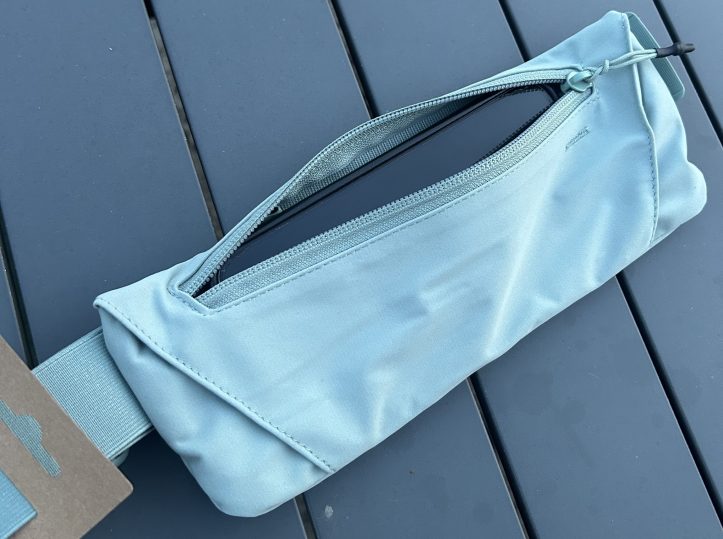 Pochette de running Kiprun de Décathlon, mise en situation avec iPhone 13 Pro Max